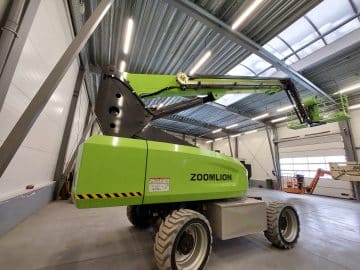 Zoomlion telescopic elevator on the industrial floor.