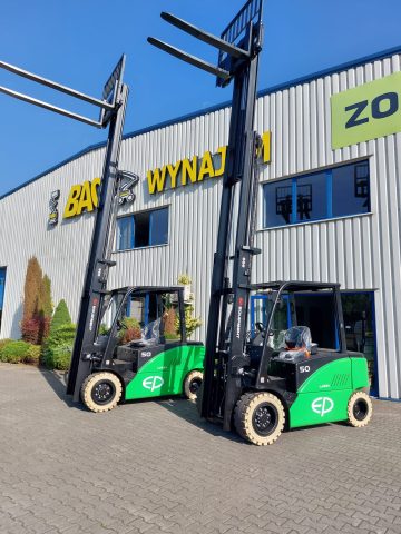 Forklifts in front of the building of the company "BAS RENTAL".