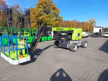 Zoomlion-Mobilkran auf dem Parkplatz mit Gabelstaplern.