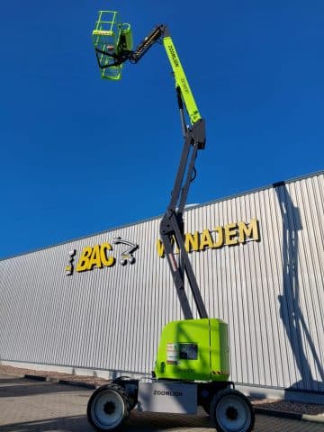 Zoomlion Hebebühne vor einem Gebäude mit einem Vermietungsschild.