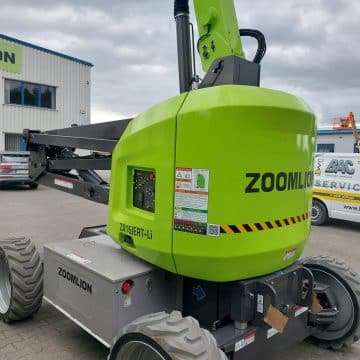Zielony żuraw samojezdny marki Zoomlion.