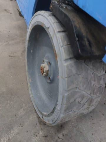 Poškodená pneumatika na asfalte.
