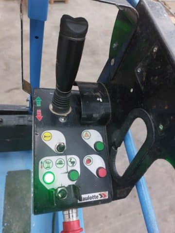 Panel sterowania podnośnika z przyciskami i dźwignią.