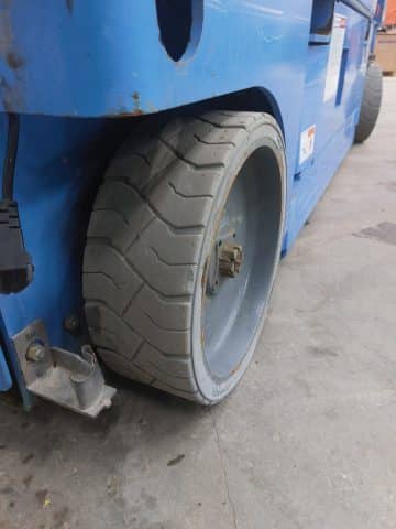 Veľká pneumatika so zdvihákom na sklade.