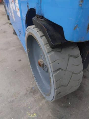 Opotrebovaná pneumatika priemyselného vysokozdvižného vozíka.