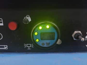 녹색 표시기와 LCD 디스플레이가 있는 제어판.