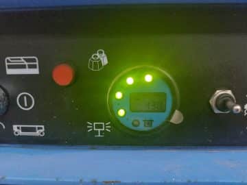 녹색 표시등과 LCD 디스플레이가 있는 기기 제어판.