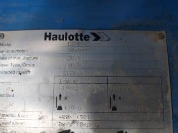 Výrobní štítek výtahu Haulotte, model Compact.