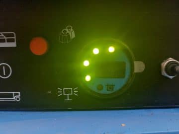 Панель керування машиною із зеленими індикаторами.