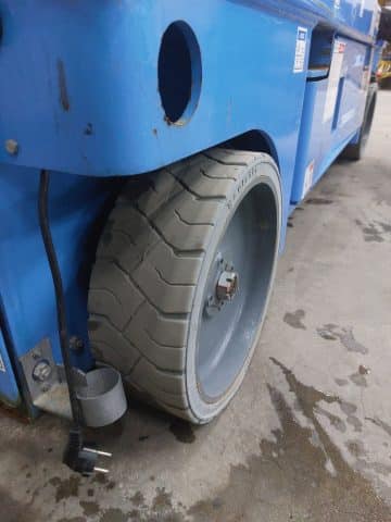 작업장에 있는 산업용 전동 리프트의 타이어.
