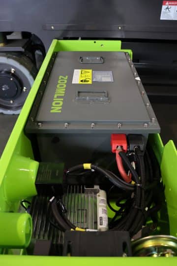 Акумулятор ZOOMLION у зеленому промисловому транспортному засобі.