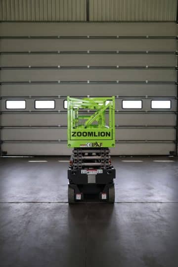 Zelená výťahová plošina Zoomlion v hale.