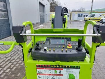 Zelený ovládací panel stavebního stroje.