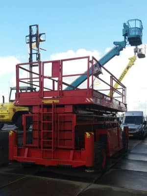 A red scissor lift and a blue boom lift.