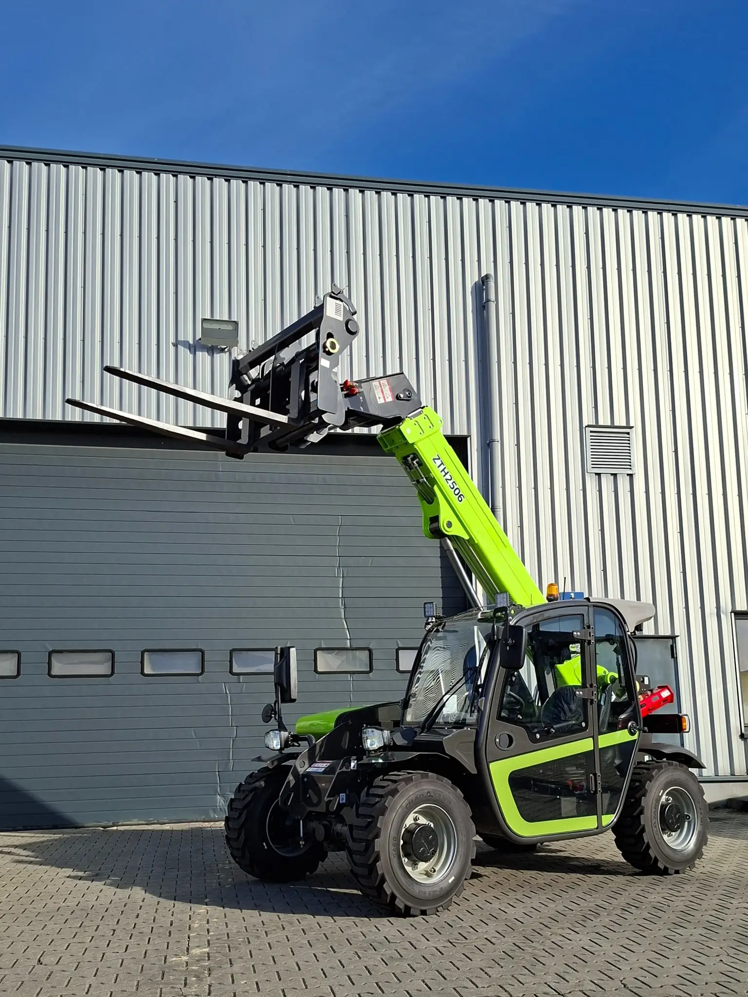 ładowarka teleskopowa zoomlion zth2506 z podniesionym teleskopem na placu firmy bac polska