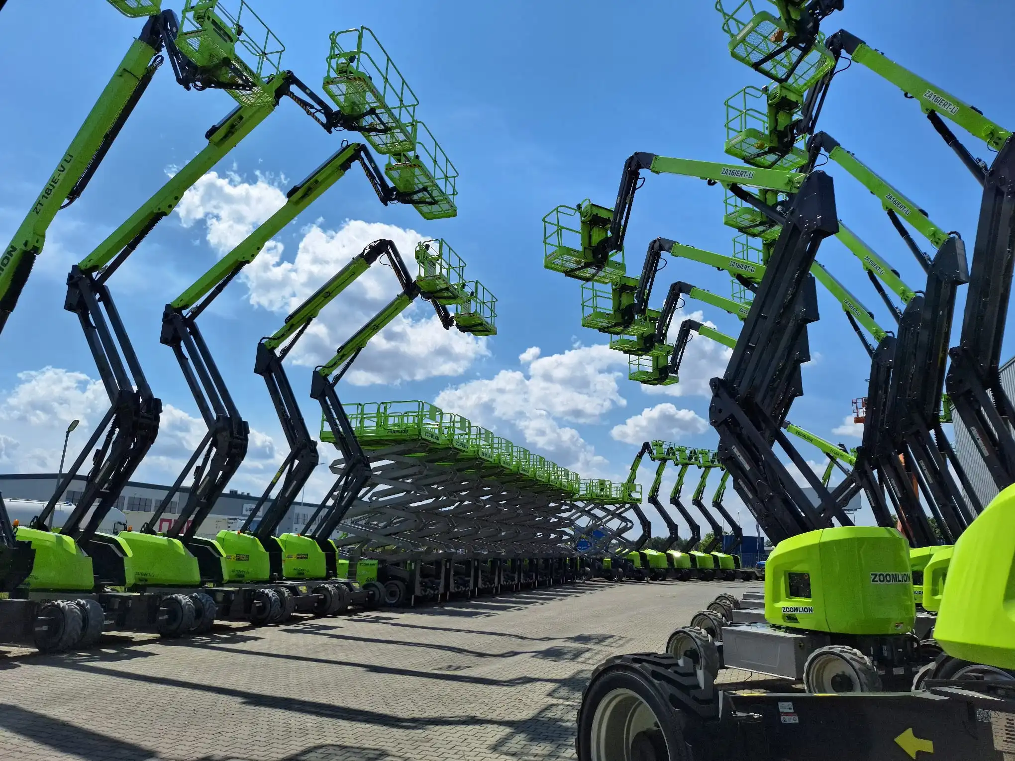 podnośniki nożycowe i teleskopowe dostępne od ręki na planu w bac polska